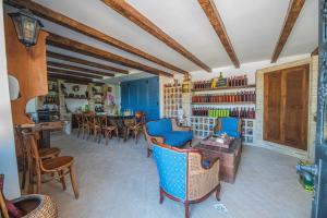 乌尔比诺Suite con Bagno in villa esclusiva - Urbino的客厅配有蓝色的椅子和桌子