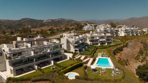 马拉加Modern holiday apartment with incredible sea views in La Cala de Mijas的享有带游泳池的度假村的空中景致