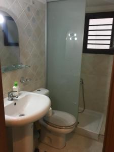 克里皮吉Petra Mare的浴室配有卫生间、盥洗盆和淋浴。