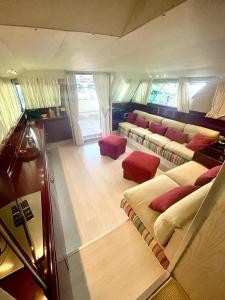 斯培西亚Yacht 18 metri d'epoca的客厅配有两张沙发和一张沙发