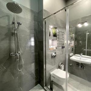 基辅尼维克酒店的带淋浴、卫生间和盥洗盆的浴室