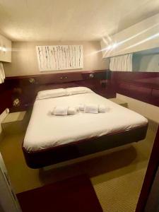 斯培西亚Yacht 18 metri d'epoca的一间卧室配有一张床,上面有两条毛巾