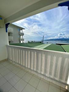莱特鲁瓦西莱Apt T1,bien situé Anse Mitan Trois Ilets的房屋阳台上的网球场