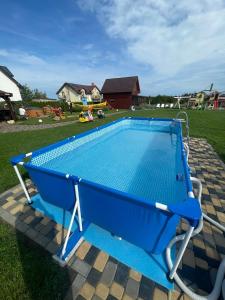 弗瓦迪斯瓦沃沃Domki Magnati的游泳池周围设有蓝色长椅