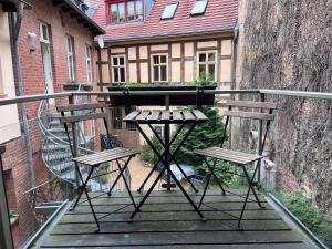 波茨坦Wohnung in direkter Innenstadtlage的阳台配有一张桌子和两把椅子