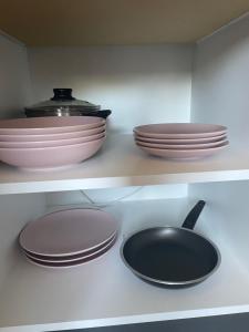 大格拉迪什泰Apartmani borova 2的厨房配有盘子、碗和煎锅