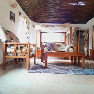 GaluManuastro Breeze Villa - Diani Beach的客厅配有桌子和沙发