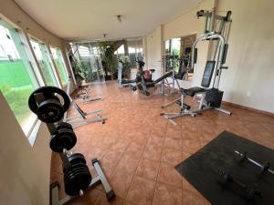 José BonifácioPremier Garden Hotel的健身房设有数台跑步机和健身器材