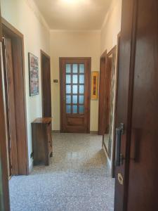 奥斯塔Al borgo di Sant'orso 2 - CIR 0345的空的走廊,有门和木柜