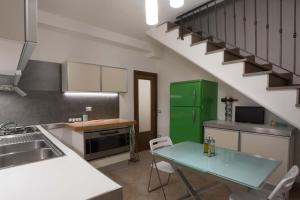 AglianaOspitalità e Fotografia的厨房配有桌子和绿色冰箱。