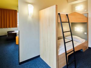 美因河畔法兰克福B&B HOTEL Frankfurt-Hbf的客房内的双层床,带梯子