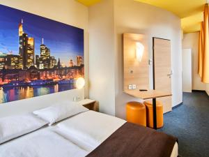 美因河畔法兰克福B&B HOTEL Frankfurt-Hbf的配有一张床和一张书桌的酒店客房