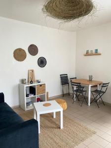 拉波勒La Baule, Plein Centre/Terrasse的客厅配有沙发和桌子