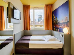 美因河畔法兰克福B&B HOTEL Frankfurt-Hbf的一间小卧室,配有床和窗户