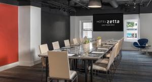 旧金山Hotel Zetta San Francisco的长长的用餐室配有长桌子和椅子
