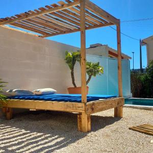 阿尔啼Casa Eline de Lujo Casco Antiguo Altea piscina privada y jardin的木制凉棚下的木床