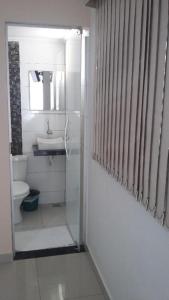 特雷斯拉瓜斯GRAN HOTEL的白色的浴室设有卫生间和水槽。