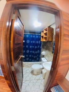 洛维托斯Casa Lobos的一间带卫生间和水槽的浴室