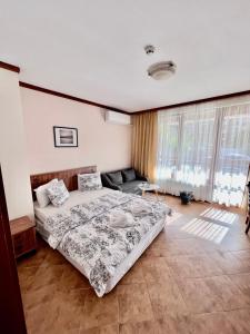 班斯科Private Spa Luxury apartments的一间卧室配有一张床和一张沙发