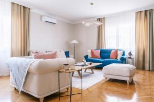 伊斯坦布尔Chic的客厅配有沙发和椅子