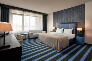 斯内克斯内克范德瓦尔克酒店的酒店客房设有一张大床和一张沙发。