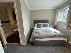 卡迪夫Ultra-Luxury City centre 2 bed apartment, with FREE parking的一间卧室设有一张床和一个步入式淋浴间。