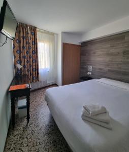 帕斯底拉卡萨拉卡萨酒店的酒店客房配有一张床和一张带西德丝床的书桌。