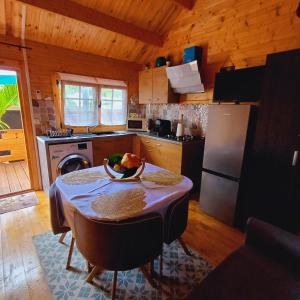 厄唐萨雷Chalet d'une chambre avec terrasse amenagee et wifi a L'Etang Sale的厨房配有一张桌子,上面放着一碗水果