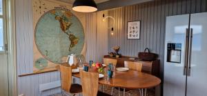 灵塞德Main floor in the Lyngen Alps, whole house rentable的一间用餐室,配有一张桌子和一张墙上的世界地图