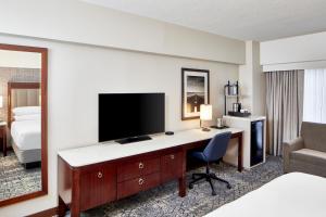 印第安纳波利斯印第安纳波利斯喜来登酒店（位于凯斯通克罗星）的酒店客房配有一张书桌、一台电视和一张床