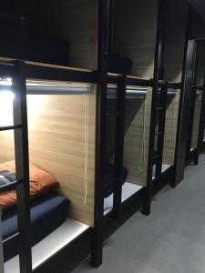 BRICKS Backpackers Sleepbox客房内的一张或多张双层床