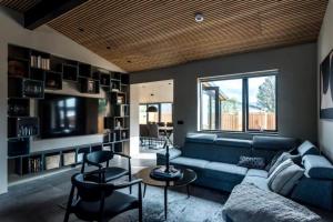 Private house in the center of Akureyri的客厅设有蓝色的沙发和大窗户