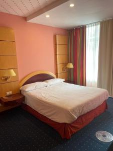 PanzweilerEventhaus的一间设有大床和窗户的酒店客房