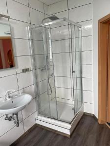 PanzweilerEventhaus的一间带玻璃淋浴和水槽的浴室
