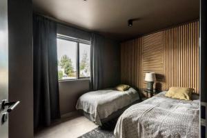 Private house in the center of Akureyri的一间卧室设有两张床和大窗户