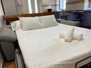 福斯Villa Maribel的一张带两个枕头的大白色床