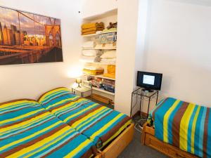 莫达讷Appartement Valfréjus, 2 pièces, 4 personnes - FR-1-468-107的一间卧室配有两张床和电视。