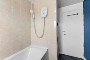 博尔顿Sleek and Stylish 3 Bed House - Great Location的带浴缸和淋浴设施的浴室