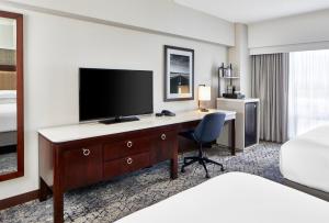 印第安纳波利斯印第安纳波利斯喜来登酒店（位于凯斯通克罗星）的酒店的客房配备了书桌和平面电视
