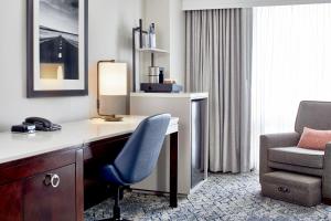 印第安纳波利斯印第安纳波利斯喜来登酒店（位于凯斯通克罗星）的酒店客房配有书桌和椅子