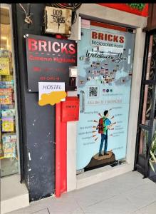 丹那拉打BRICKS Backpackers Sleepbox的商店前方的橱窗上有一个标牌