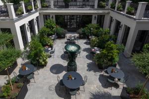 枫丹白露Hôtel & SPA Napoléon的庭院内带桌椅的户外庭院。