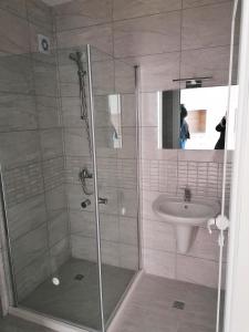 普里莫尔斯科Apart Allure Dobi的带淋浴和盥洗盆的浴室
