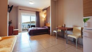 维瓦里Hotel Apanema的酒店客房配有一张床铺、一张桌子和一张书桌。