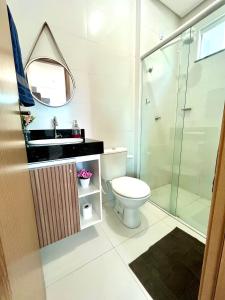 巴雷里尼亚斯Lençóis Confort 201的浴室配有卫生间、盥洗盆和淋浴。