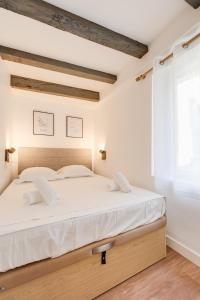 安锡L'Escale bleue的一间卧室配有一张带白色床单的大床