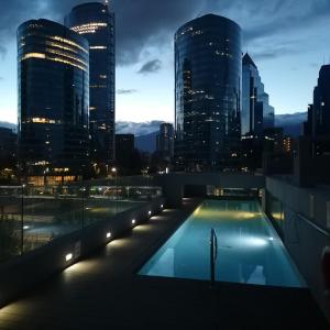 圣地亚哥西班牙优质酒店的一座城市天际线建筑的顶部游泳池