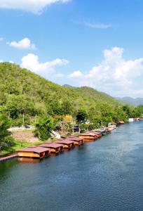 Tha Kradanธารามนตรา รีสอร์ท (Taramontra resort)的河里河里,水里有一堆船