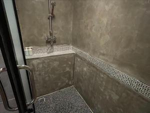 Tha Kradanธารามนตรา รีสอร์ท (Taramontra resort)的一间铺有瓷砖地板的带淋浴的浴室