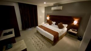 胡富夫البستان للأجنحة الفندقية的一间位于酒店客房的卧室,配有一张床